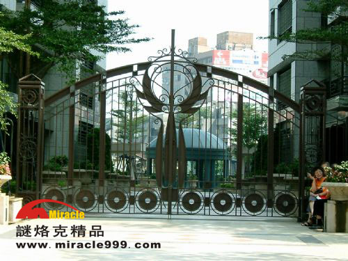 门业图片-铁艺大门供应铁艺豪华大门 欧式别墅大门 自动遥控门 庭院铁艺大门按客户要求图片